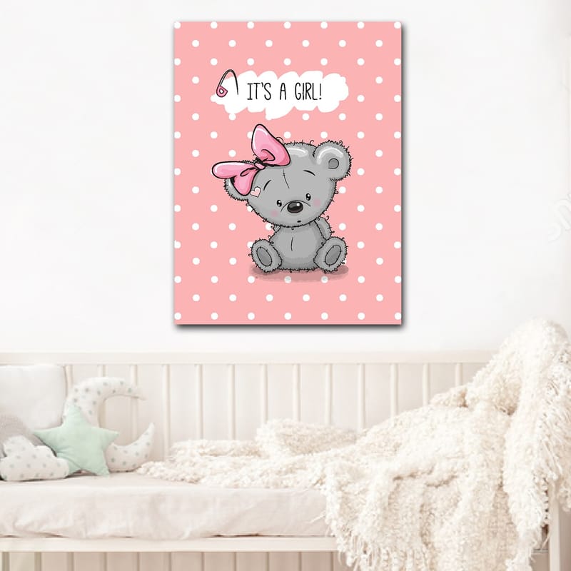 Lerretsbilde 70x100 cm - Søt grå bjørn med rosa sløyfe som sitter på en prikkete bakgrunn, med teksten IT'S A GIRL! over, Grå / Rosa