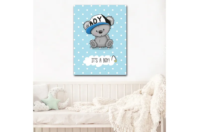 Lerretsbilde 70x100 cm - Søt gråbjørn med blå lue som sitter på en lyseblå bakgrunn med hvite prikker, Blå / Grå