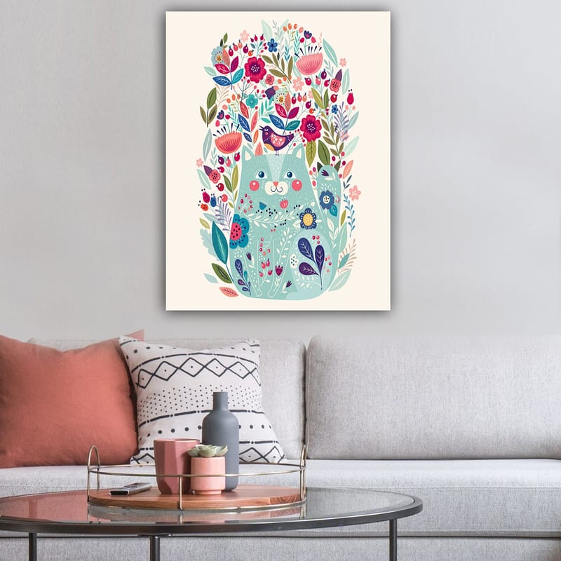 Lerretsbilde 70x100 cm - Søt katt omgitt av fargerike blomster og planter - Mintgrønn / Mørk blå / Rosa - Interiør - Maleri & posters - Lerretsbilder