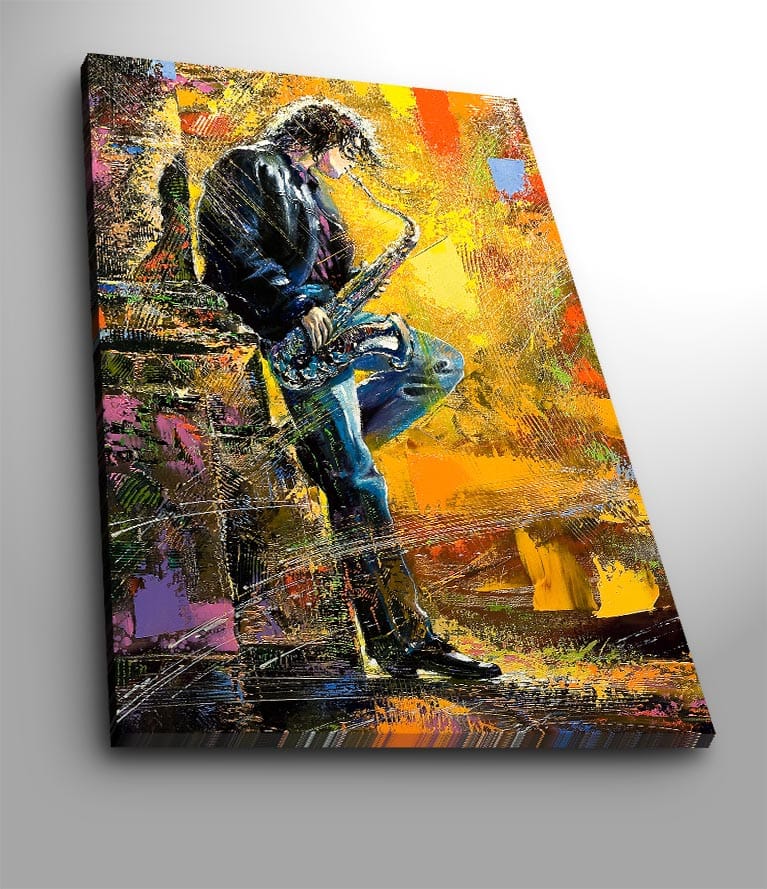 Lerretsbilde 70x100 cm - Saksofonist spiller med lidenskap i et fargerikt miljø, Gul / Blå / Svart
