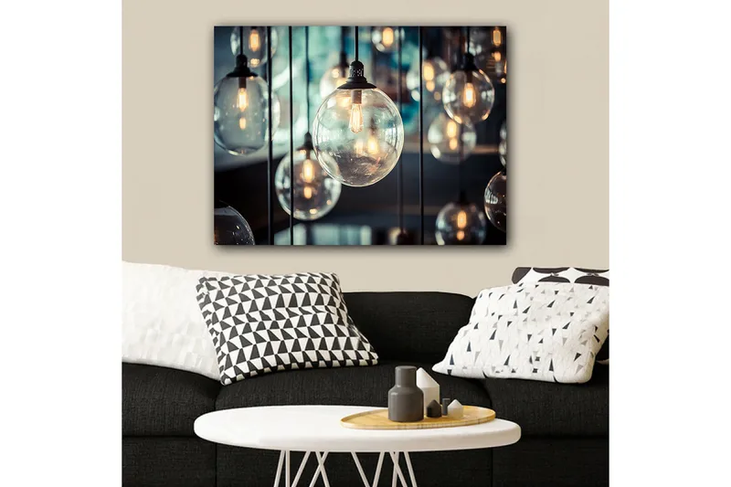 Lerretsbilde 70x100 cm - Samling av hengende lyspærer i forskjellige størrelser som skaper en atmosfære av varme og lys - Klar / Svart / Gull - Interiør - Maleri & posters - Lerretsbilder