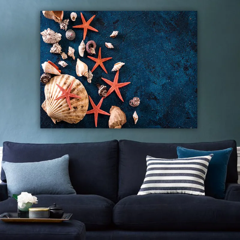 Lerretsbilde 70x100 cm - Samling av skjell og sjøstjerner på en dypblå overflate - Dyp blå / Rød / Beige - Interiør - Maleri & posters - Lerretsbilder