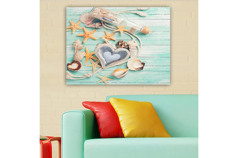 Lerretsbilde 70x100 cm - Samling av skjell og stjerner på en treflate med en flaske og en hjerteformet gjenstand i fokus - Lys blå / Beige / Oransje - Interiør - Maleri & posters - Lerretsbilder