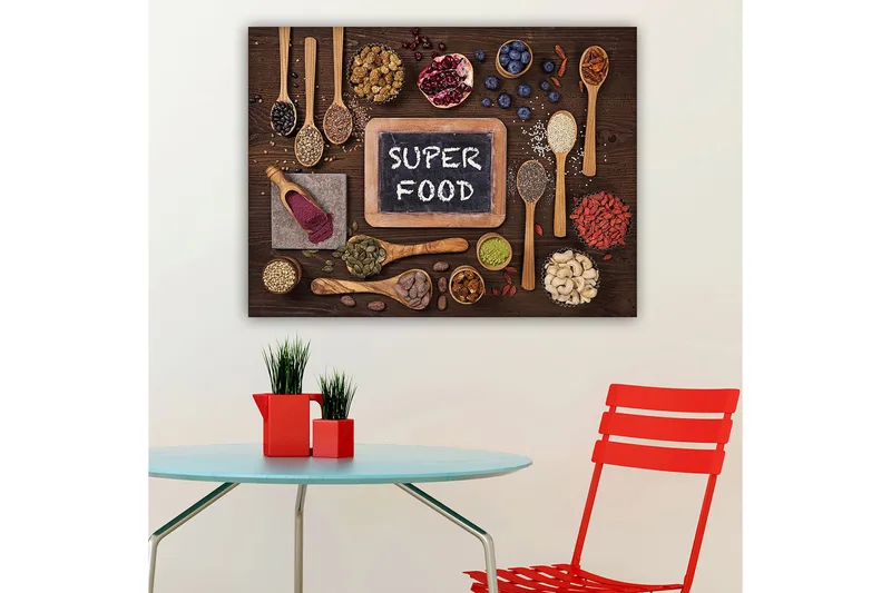 Lerretsbilde 70x100 cm - Samling av supermatvarer arrangert på en treoverflate med en brett som viser teksten SUPER FOOD - Rød / Grønn / Svart - Interiør - Maleri & posters - Lerretsbilder