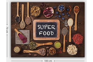Lerretsbilde 70x100 cm - Samling av supermatvarer arrangert på en treoverflate med en brett som viser teksten SUPER FOOD - Rød / Grønn / Svart - Interiør - Maleri & posters - Lerretsbilder