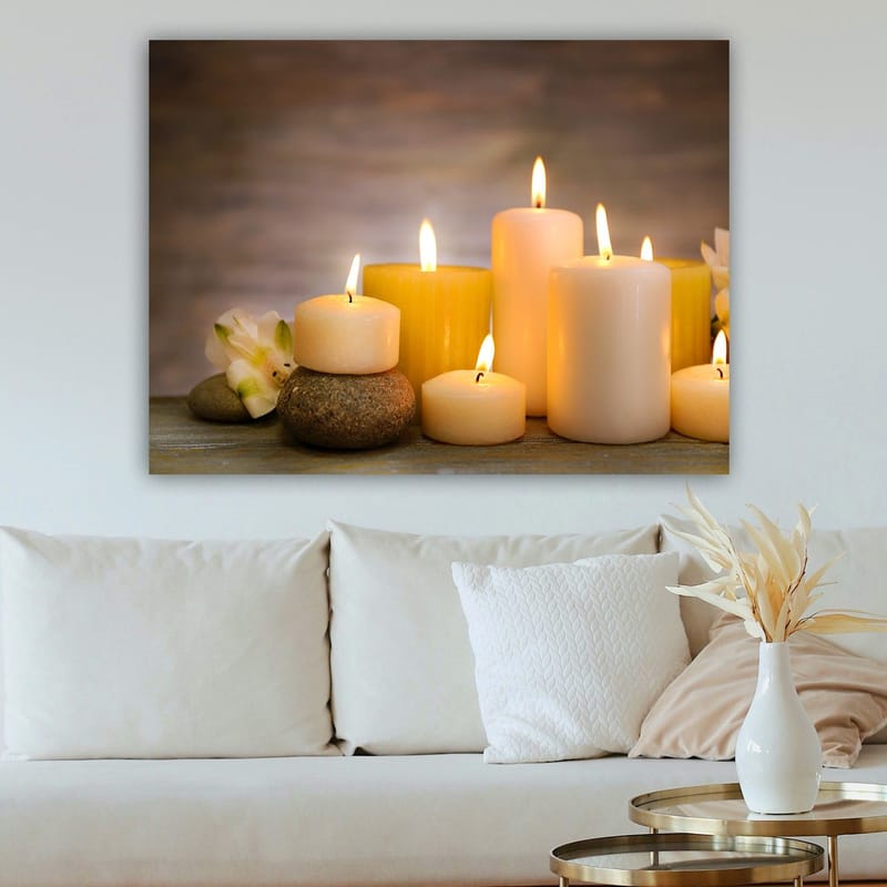 Lerretsbilde 70x100 cm - Samling av tente lys i forskjellige former og størrelser, omgitt av steiner og en blomst - Gul / Hvit / Beige - Interiør - Maleri & posters - Lerretsbilder