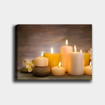 Lerretsbilde 70x100 cm - Samling av tente lys i forskjellige former og størrelser, omgitt av steiner og en blomst - Gul / Hvit / Beige - Interiør - Maleri & posters - Lerretsbilder