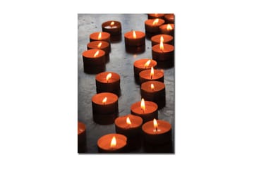 Lerretsbilde 70x100 cm - Samling av tente telys som skaper en varm og innbydende atmosfære - Oransje / Svart - Interiør - Maleri & posters - Lerretsbilder