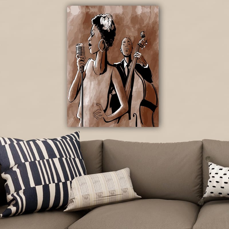 Lerretsbilde 70x100 cm - Sanger foran en mikrofon med en bassist i bakgrunnen - Mørk brun / Beige / Svart - Interiør - Maleri & posters - Lerretsbilder