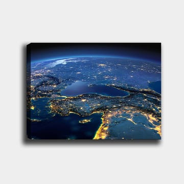 Lerretsbilde 70x100 cm - Satellittbilde som viser Europa og deler av Asia med nattlys og havoverflater - Mørk blå / Lys gul / Grå - Interiør - Maleri & posters - Lerretsbilder