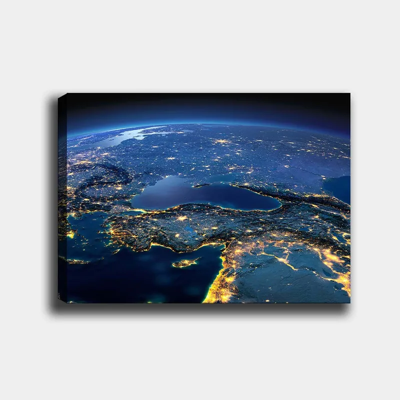 Lerretsbilde 70x100 cm - Satellittbilde som viser Europa og deler av Asia med nattlys og havoverflater, Mørk blå / Lys gul / Grå