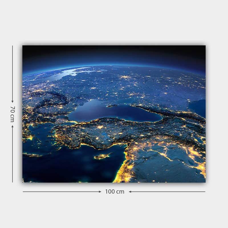 Lerretsbilde 70x100 cm - Satellittbilde som viser Europa og deler av Asia med nattlys og havoverflater - Mørk blå / Lys gul / Grå - Interiør - Maleri & posters - Lerretsbilder
