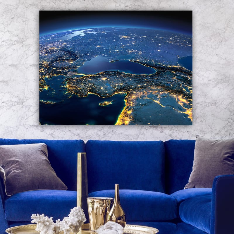 Lerretsbilde 70x100 cm - Satellittbilde som viser Europa og deler av Asia med nattlys og havoverflater - Mørk blå / Lys gul / Grå - Interiør - Maleri & posters - Lerretsbilder
