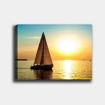 Lerretsbilde 70x100 cm - Seilbåt glir over en speilblank innsjø i solnedgangens gylne lys - Gull / Blå / Hvit - Interiør - Maleri & posters - Lerretsbilder