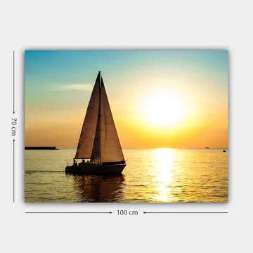 Lerretsbilde 70x100 cm - Seilbåt glir over en speilblank innsjø i solnedgangens gylne lys - Gull / Blå / Hvit - Interiør - Maleri & posters - Lerretsbilder