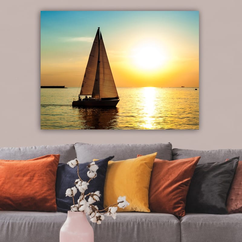 Lerretsbilde 70x100 cm - Seilbåt glir over en speilblank innsjø i solnedgangens gylne lys - Gull / Blå / Hvit - Interiør - Maleri & posters - Lerretsbilder