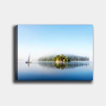 Lerretsbilde 70x100 cm - Seilbåt glir over en speilblank innsjø med en tåkete øy i bakgrunnen - Blå / Grønn / Hvit - Interiør - Maleri & posters - Lerretsbilder