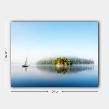 Lerretsbilde 70x100 cm - Seilbåt glir over en speilblank innsjø med en tåkete øy i bakgrunnen - Blå / Grønn / Hvit - Interiør - Maleri & posters - Lerretsbilder
