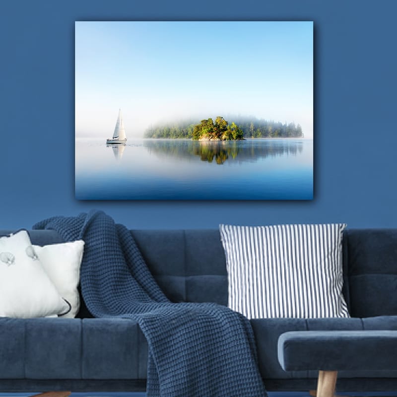 Lerretsbilde 70x100 cm - Seilbåt glir over en speilblank innsjø med en tåkete øy i bakgrunnen - Blå / Grønn / Hvit - Interiør - Maleri & posters - Lerretsbilder