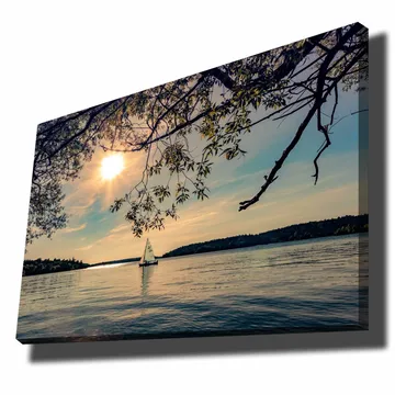 Lerretsbilde 70x100 cm - Seilbåt glir over en speilblank innsjø under en solrik himmel - Blå / Grønn / Gul - Interiør - Maleri & posters - Lerretsbilder