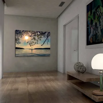 Lerretsbilde 70x100 cm - Seilbåt glir over en speilblank innsjø under en solrik himmel - Blå / Grønn / Gul - Interiør - Maleri & posters - Lerretsbilder