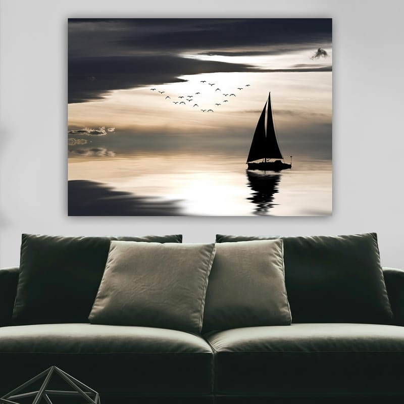 Lerretsbilde 70x100 cm - Seilbåt glir over en speilblank overflate under en dramatisk himmel med fugler som flyr forbi - Svart / Grå / Hvit - Interiør - Maleri & posters - Lerretsbilder