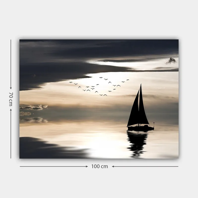 Lerretsbilde 70x100 cm - Seilbåt glir over en speilblank overflate under en dramatisk himmel med fugler som flyr forbi - Svart / Grå / Hvit - Interiør - Maleri & posters - Lerretsbilder