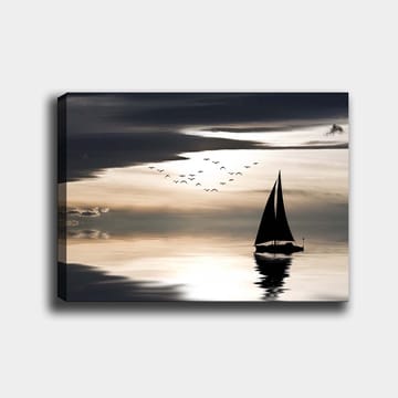 Lerretsbilde 70x100 cm - Seilbåt glir over en speilblank overflate under en dramatisk himmel med fugler som flyr forbi - Svart / Grå / Hvit - Interiør - Maleri & posters - Lerretsbilder