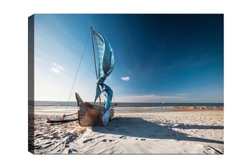 Lerretsbilde 70x100 cm - Seilbåt med blå seil på en strand - Blå / Beige / Brun - Interiør - Maleri & posters - Lerretsbilder