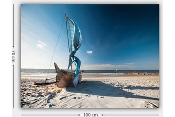 Lerretsbilde 70x100 cm - Seilbåt med blå seil på en strand - Blå / Beige / Brun - Interiør - Maleri & posters - Lerretsbilder