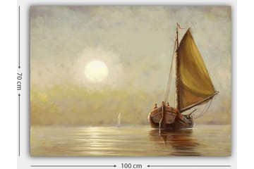 Lerretsbilde 70x100 cm - Seilbåt med brune detaljer og et stort gult seil i en rolig innsjø under en myk soloppgang - Gul / Brun / Beige - Interiør - Maleri & posters - Lerretsbilder