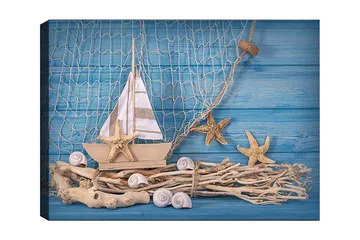 Lerretsbilde 70x100 cm - Seilbåt med stjerneformede sjøstjerner og skjell på en trebase, mot en blå bakgrunn - Blå / Beige / Hvit - Interiør - Maleri & posters - Lerretsbilder