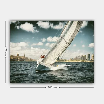 Lerretsbilde 70x100 cm - Seilbåt som navigerer gjennom bølgene under en klar himmel med skyer - Blå / Hvit / Grå - Interiør - Maleri & posters - Lerretsbilder