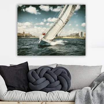 Lerretsbilde 70x100 cm - Seilbåt som navigerer gjennom bølgene under en klar himmel med skyer - Blå / Hvit / Grå - Interiør - Maleri & posters - Lerretsbilder