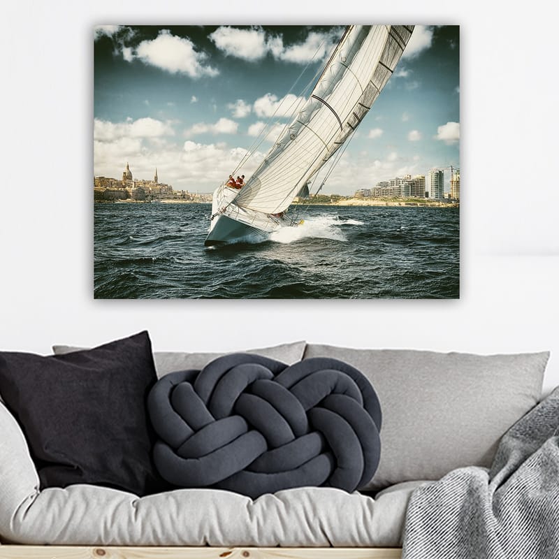 Lerretsbilde 70x100 cm - Seilbåt som navigerer gjennom bølgene under en klar himmel med skyer - Blå / Hvit / Grå - Interiør - Maleri & posters - Lerretsbilder