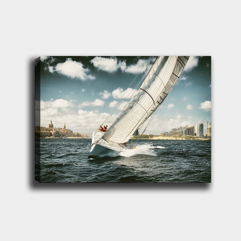 Lerretsbilde 70x100 cm - Seilbåt som navigerer gjennom bølgene under en klar himmel med skyer, Blå / Hvit / Grå