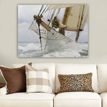 Lerretsbilde 70x100 cm - Seilbåt som navigerer kraftfullt gjennom bølgene - Hvit / Beige / Brun - Interiør - Maleri & posters - Lerretsbilder