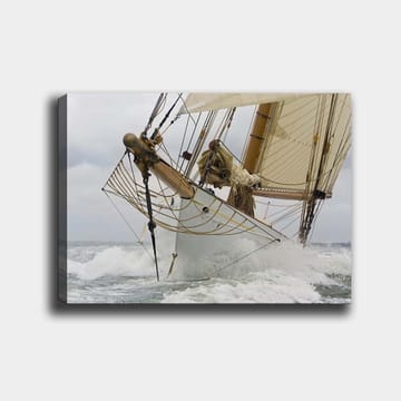 Lerretsbilde 70x100 cm - Seilbåt som navigerer kraftfullt gjennom bølgene - Hvit / Beige / Brun - Interiør - Maleri & posters - Lerretsbilder