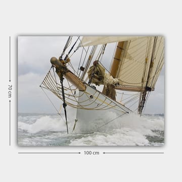 Lerretsbilde 70x100 cm - Seilbåt som navigerer kraftfullt gjennom bølgene - Hvit / Beige / Brun - Interiør - Maleri & posters - Lerretsbilder