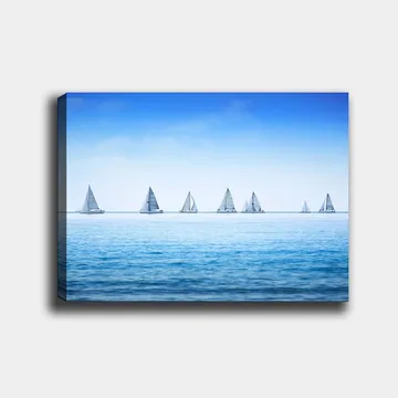 Lerretsbilde 70x100 cm - Seilbåter som glir over en rolig innsjø under en klar blå himmel - Blå / Hvit - Interiør - Maleri & posters - Lerretsbilder