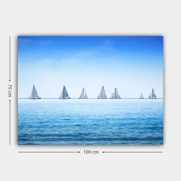 Lerretsbilde 70x100 cm - Seilbåter som glir over en rolig innsjø under en klar blå himmel - Blå / Hvit - Interiør - Maleri & posters - Lerretsbilder