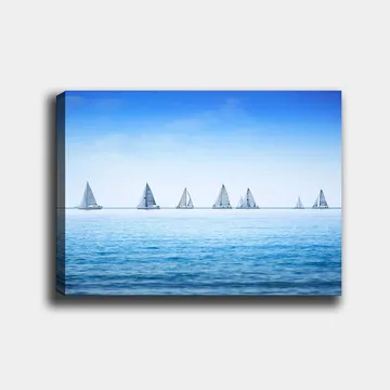 Lerretsbilde 70x100 cm - Seilbåter som glir over en rolig innsjø under en klar blå himmel - Blå / Hvit - Interiør - Maleri & posters - Lerretsbilder