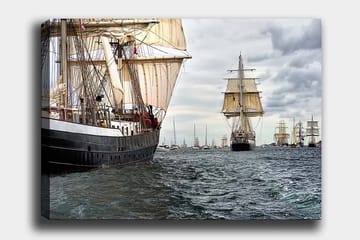 Lerretsbilde 70x100 cm - Seilbåter som navigerer gjennom et travelt hav - Mørk blå / Hvit / Beige - Interiør - Maleri & posters - Lerretsbilder