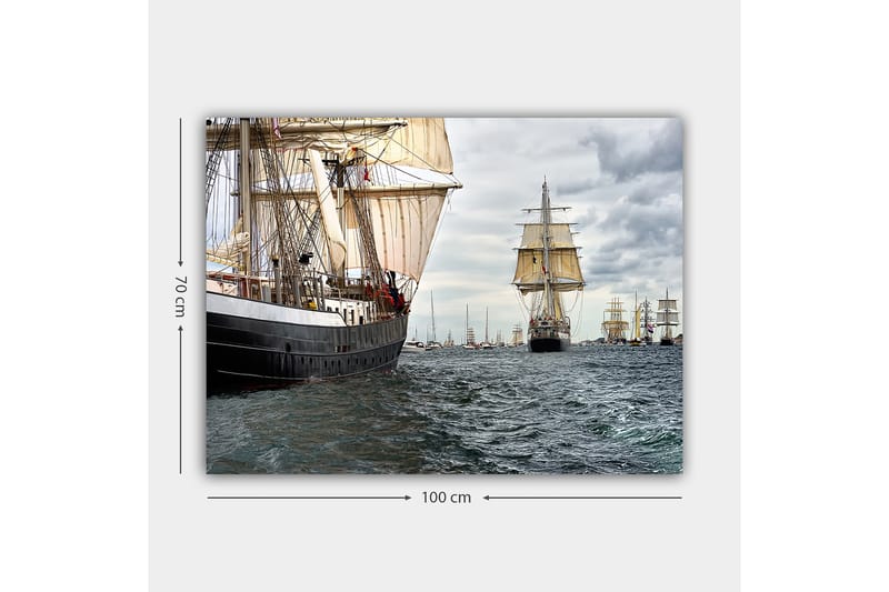 Lerretsbilde 70x100 cm - Seilbåter som navigerer gjennom et travelt hav - Mørk blå / Hvit / Beige - Interiør - Maleri & posters - Lerretsbilder