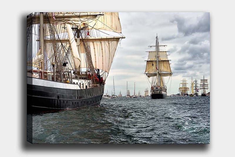 Lerretsbilde 70x100 cm - Seilbåter som navigerer gjennom et travelt hav, Mørk blå / Hvit / Beige
