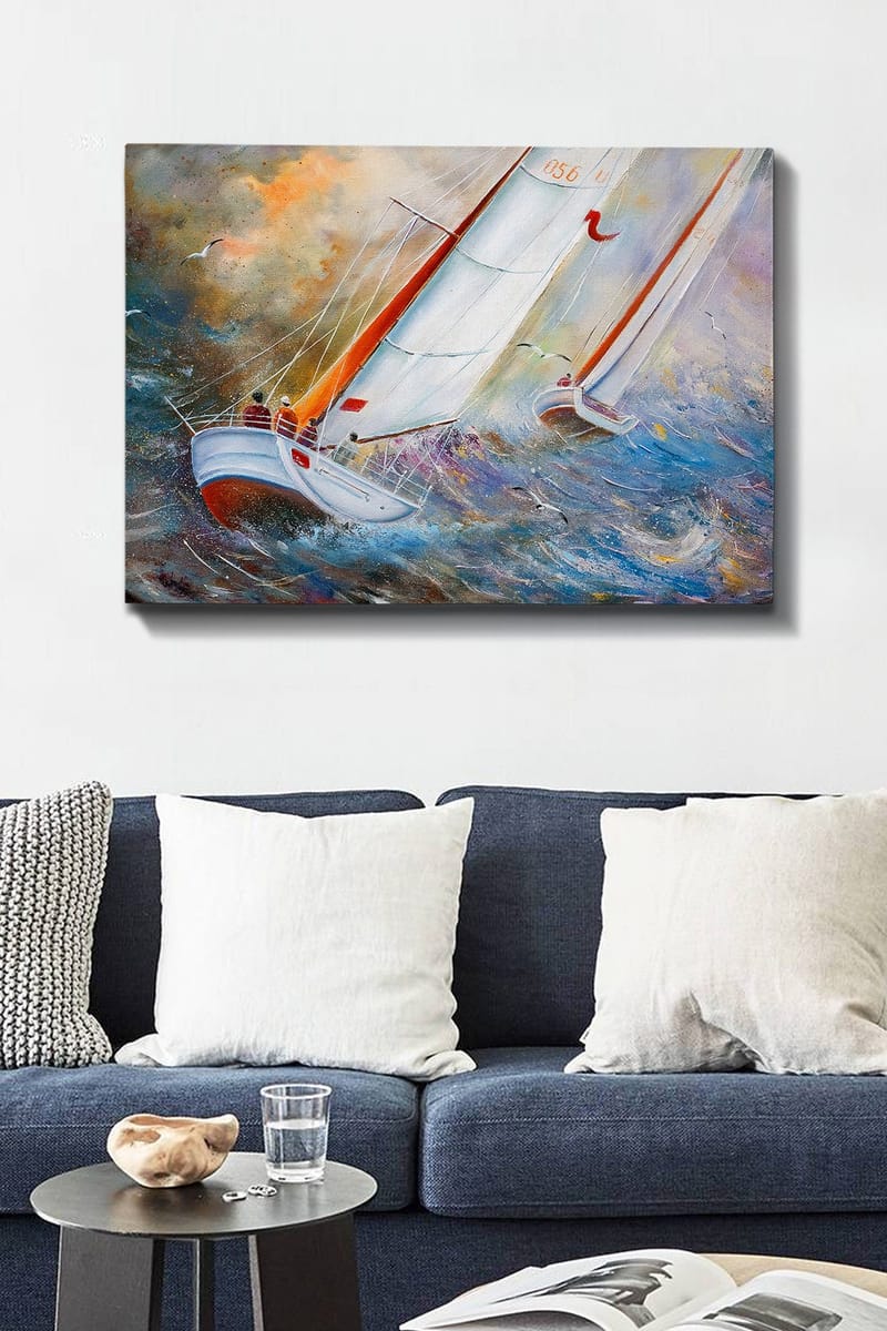 Lerretsbilde 70x100 cm - Seilbåter som navigerer gjennom kraftige bølger i et dramatisk havmiljø - Hvit / Oransje / Blå - Interiør - Maleri & posters - Lerretsbilder