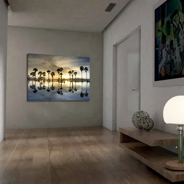 Lerretsbilde 70x100 cm - Silhuetter av palmer ved en speilblank innsjø i solnedgang - Gull / Blå / Svart - Interiør - Maleri & posters - Lerretsbilder