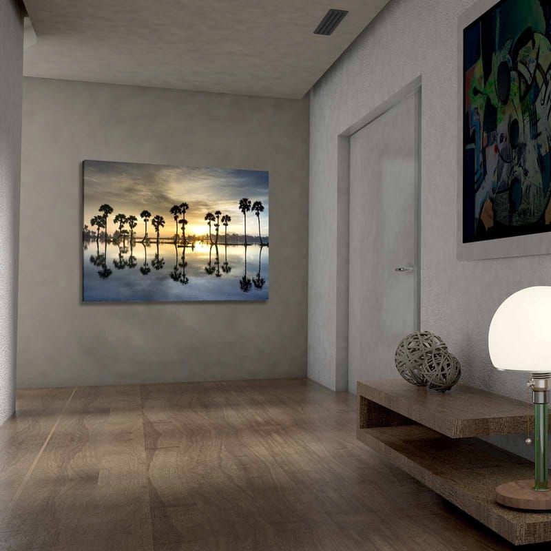 Lerretsbilde 70x100 cm - Silhuetter av palmer ved en speilblank innsjø i solnedgang - Gull / Blå / Svart - Interiør - Maleri & posters - Lerretsbilder