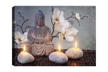 Lerretsbilde 70x100 cm - Sittende Buddha omgitt av blomster og steiner med tente lys - Grå / Hvit / Beige - Interiør - Maleri & posters - Lerretsbilder