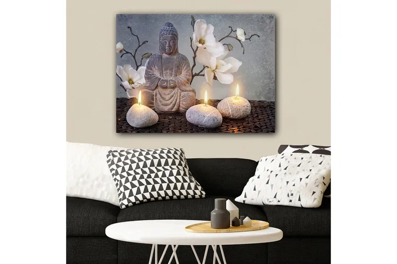 Lerretsbilde 70x100 cm - Sittende Buddha omgitt av blomster og steiner med tente lys - Grå / Hvit / Beige - Interiør - Maleri & posters - Lerretsbilder